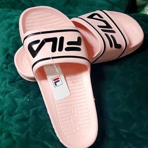 Fila... very comfortable flip flops... size 10 m unisex color cream